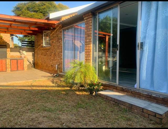 2 BEDROOM PROPERTY TO RENT IN GLEN MARAIS